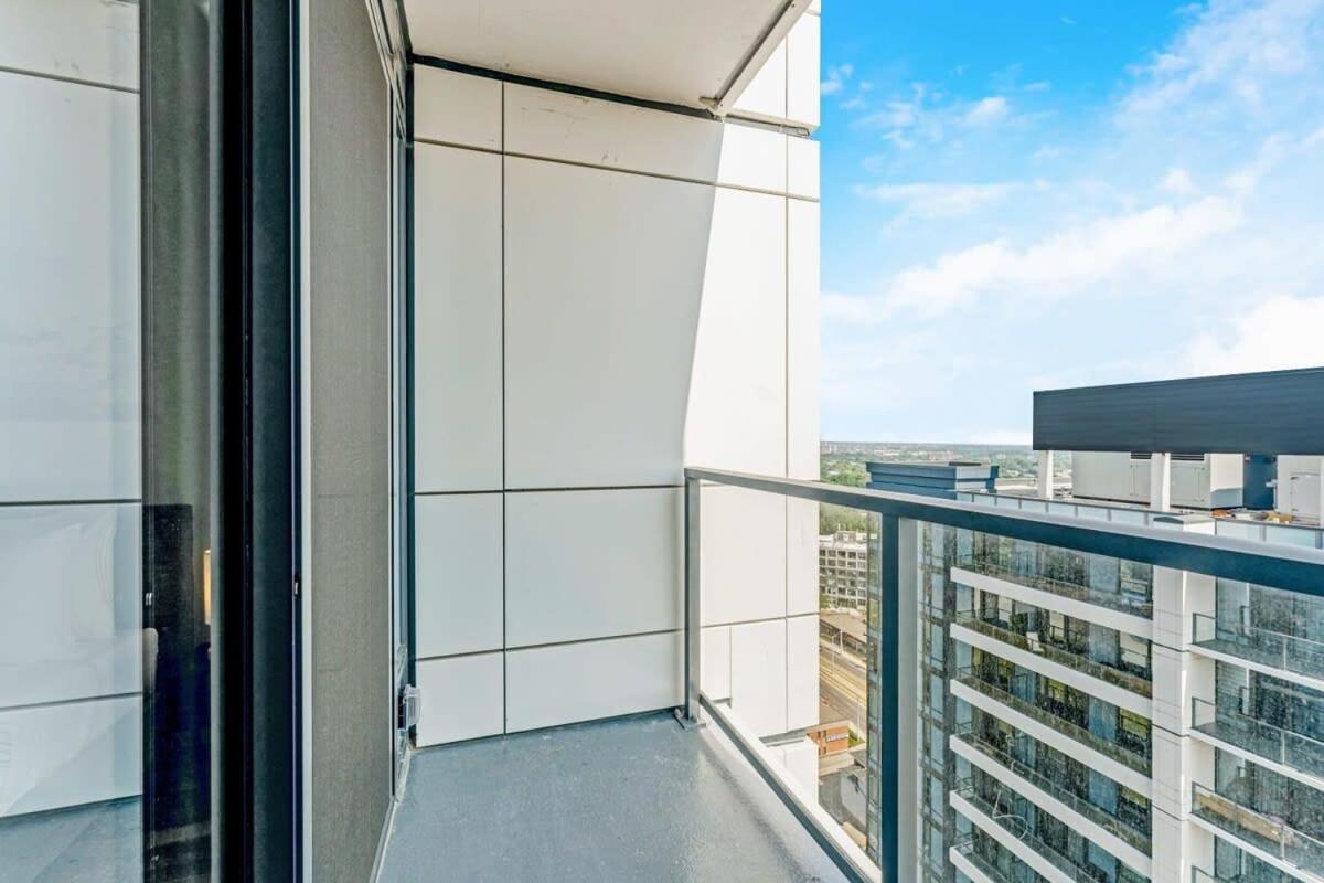 Stylish 2Br Condo - Balcony - Stunning City View Kitchener Εξωτερικό φωτογραφία